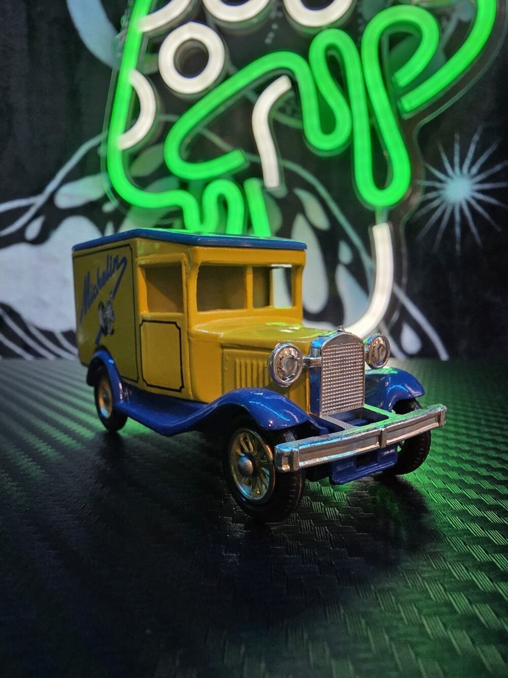 Lledo Days Gone 1934 Ford Model A Van Michelin DG 7 DG 69 1983